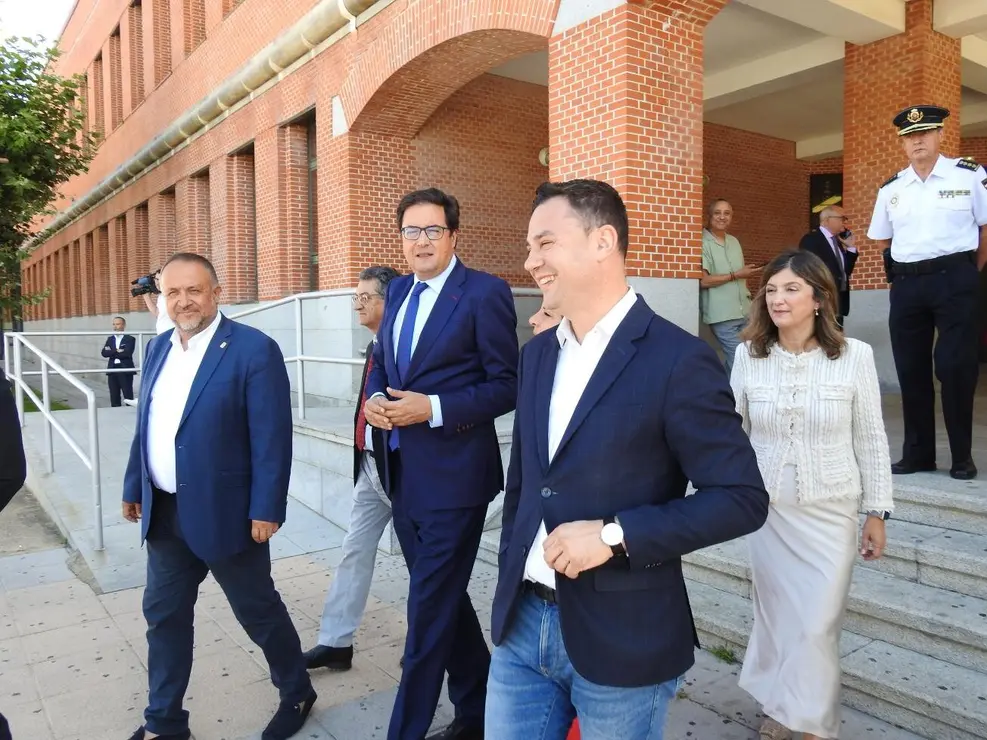 El ministro Óscar López (centro), este jueves en León junto a Courel, Cendón y la rectora de la ULE Nuria González. Foto: M. A. García