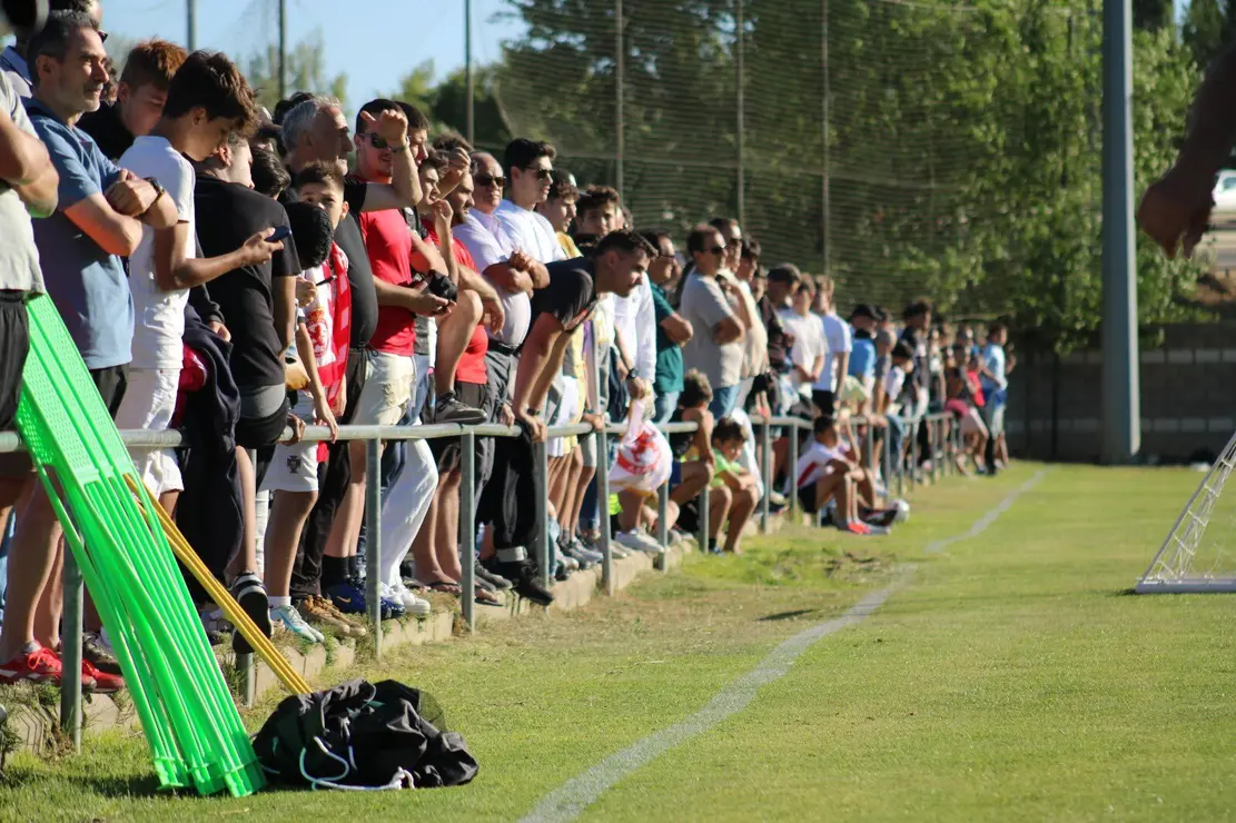 La expectación por la temporada en Segunda División dispara el número de abonados y congrega a decenas de aficionados en Puente Castro. El equipo de Raúl Llona trabaja con ambición de cara al exigente calendario de pretemporada. Fotos: CyDLeonesa