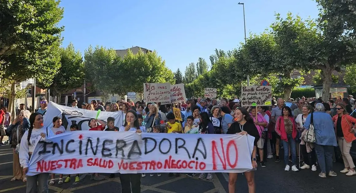 Cientos de vecinos marcharon este jueves por las calles de Puente Castro para exigir la paralización del proyecto de red de calor impulsado por la Junta. Anuncian una nueva movilización el próximo 30 de julio frente a la delegación territorial de la Junta.