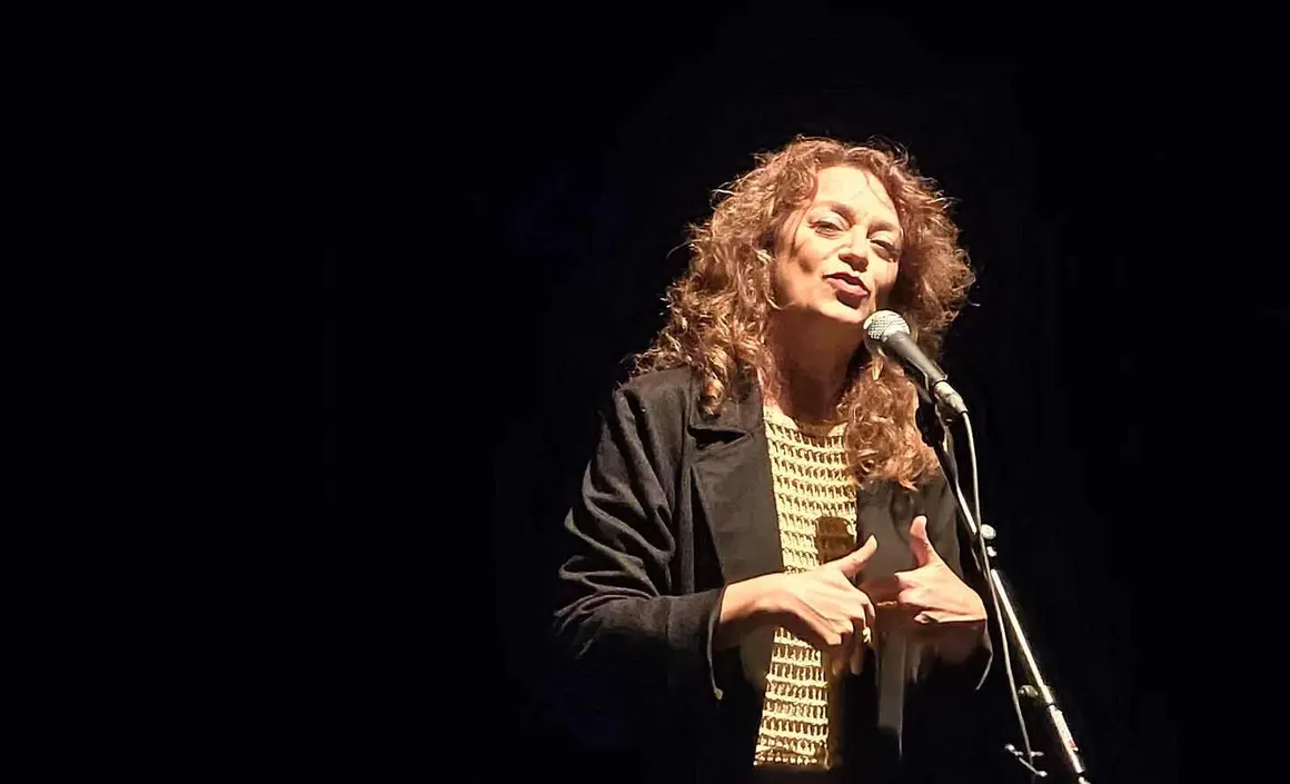 El brillo de Carmen París: un homenaje al alma de la música en su actuación en León. En el marco del 'Ciclo Clásicas & Contemporáneas', la artista aragonesa deslumbró en La Casona de Puerta Castillo con un espectáculo único, cargado de emoción, magia y raíces profundas.