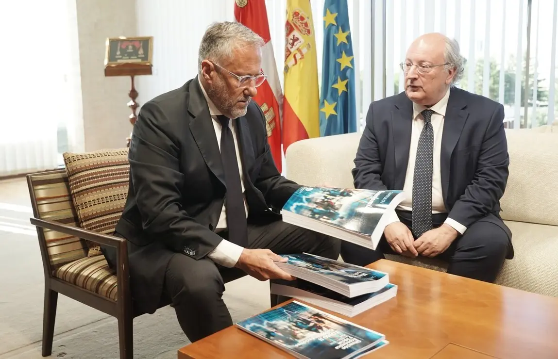 El presidente de las Cortes de Castilla y León, Carlos Pollán, recibe en su despacho al presidente del Consejo Económico y Social (CES), Enrique Cabero, que le entrega el Informe Anual 2024 de la institución.