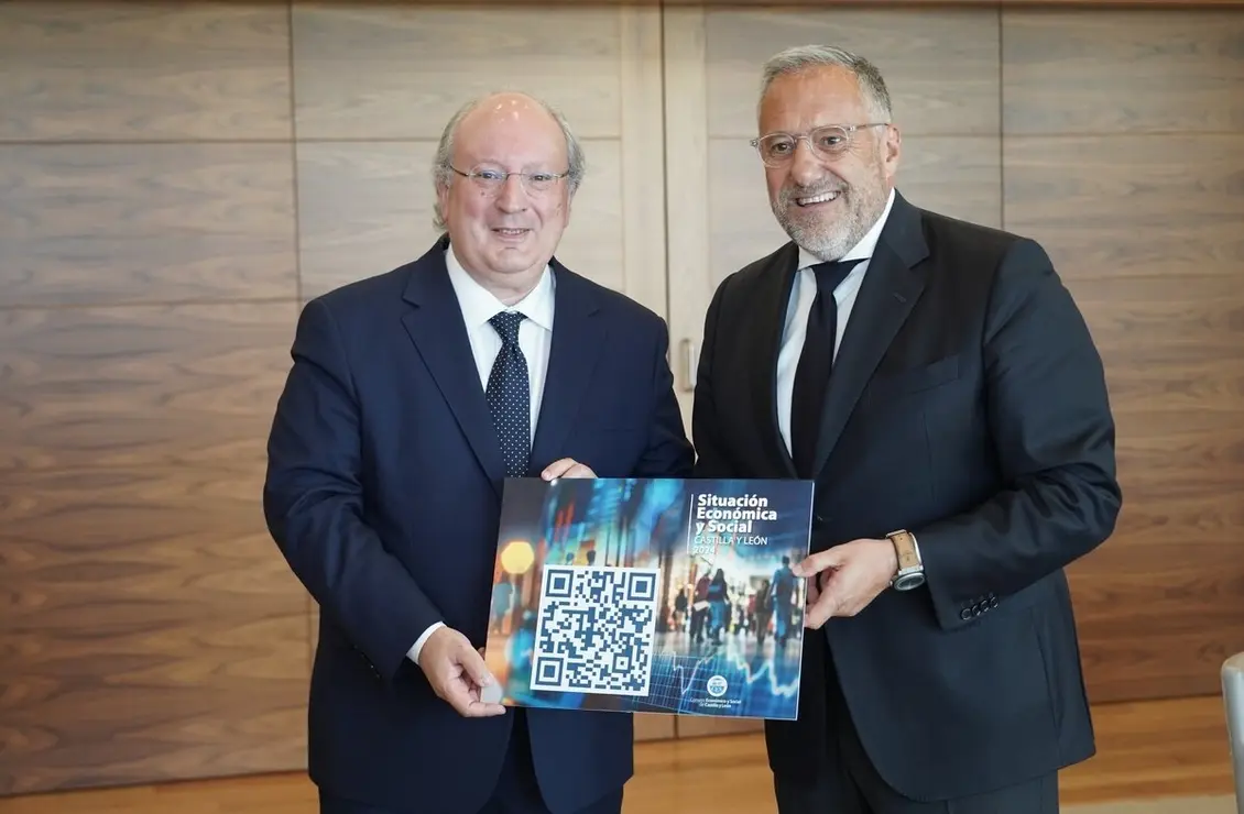 El presidente de las Cortes de Castilla y León, Carlos Pollán, recibe en su despacho al presidente del Consejo Económico y Social (CES), Enrique Cabero, que le entrega el Informe Anual 2024 de la institución.