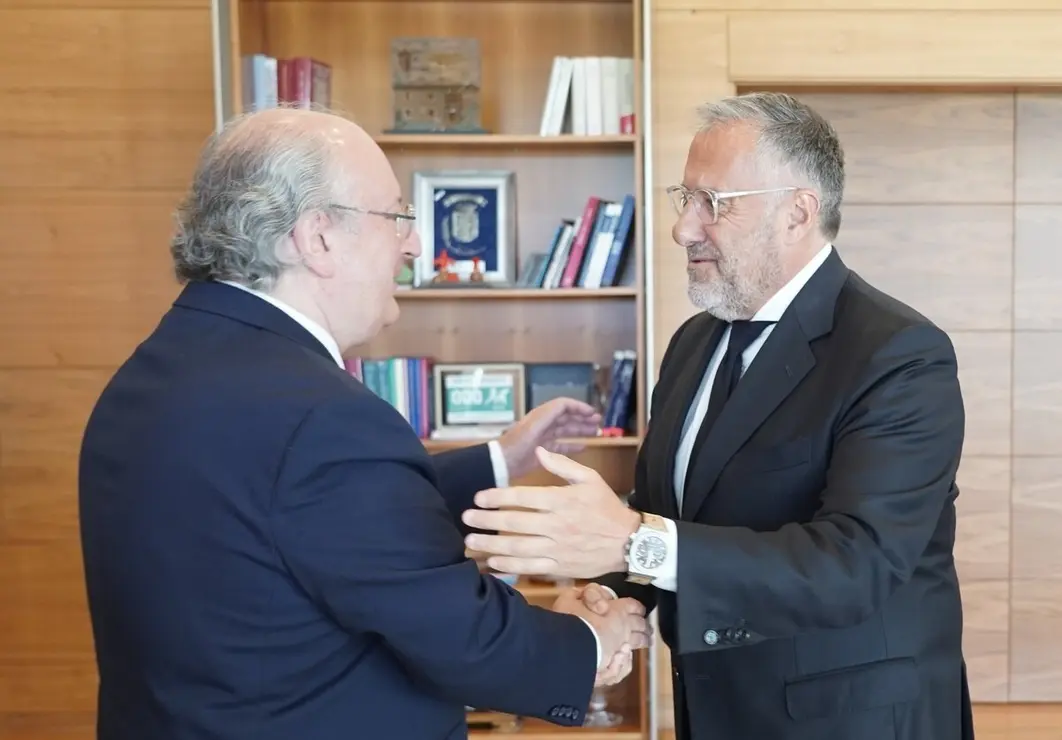 El presidente de las Cortes de Castilla y León, Carlos Pollán, recibe en su despacho al presidente del Consejo Económico y Social (CES), Enrique Cabero, que le entrega el Informe Anual 2024 de la institución.