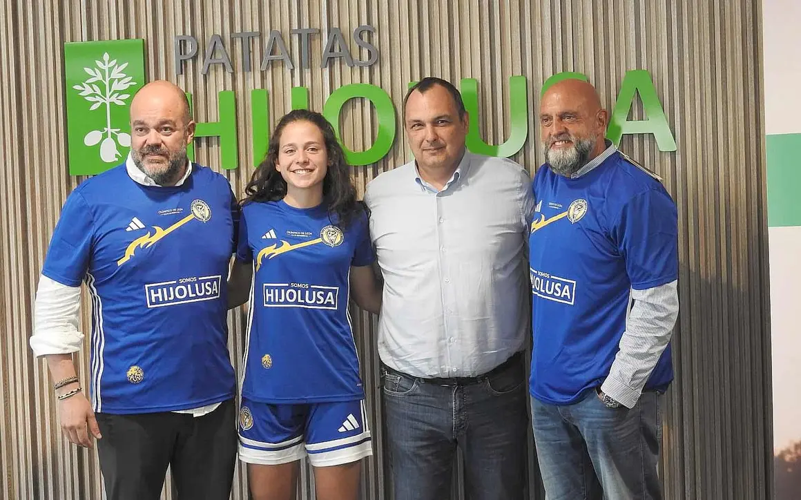La empresa leonesa Somos Hijolusa ha sellado este viernes la renovación de su patrocinio con el Club Deportivo Olímpico de León, justo cuando el equipo femenino ha logrado un hito histórico: su ascenso a la Segunda Federación, consolidándose así entre la élite del fútbol femenino nacional. Foto: M.A. García