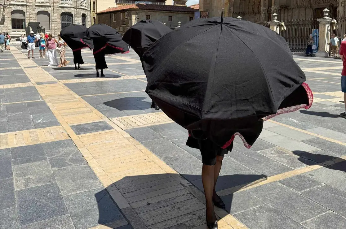 El Colectivo de Mujeres Creadoras sorprendió a los viandantes con una puesta en escena cargada de simbolismo y emoción, en la que el duelo se transforma en fuerza colectiva. Foto: AytoLeón