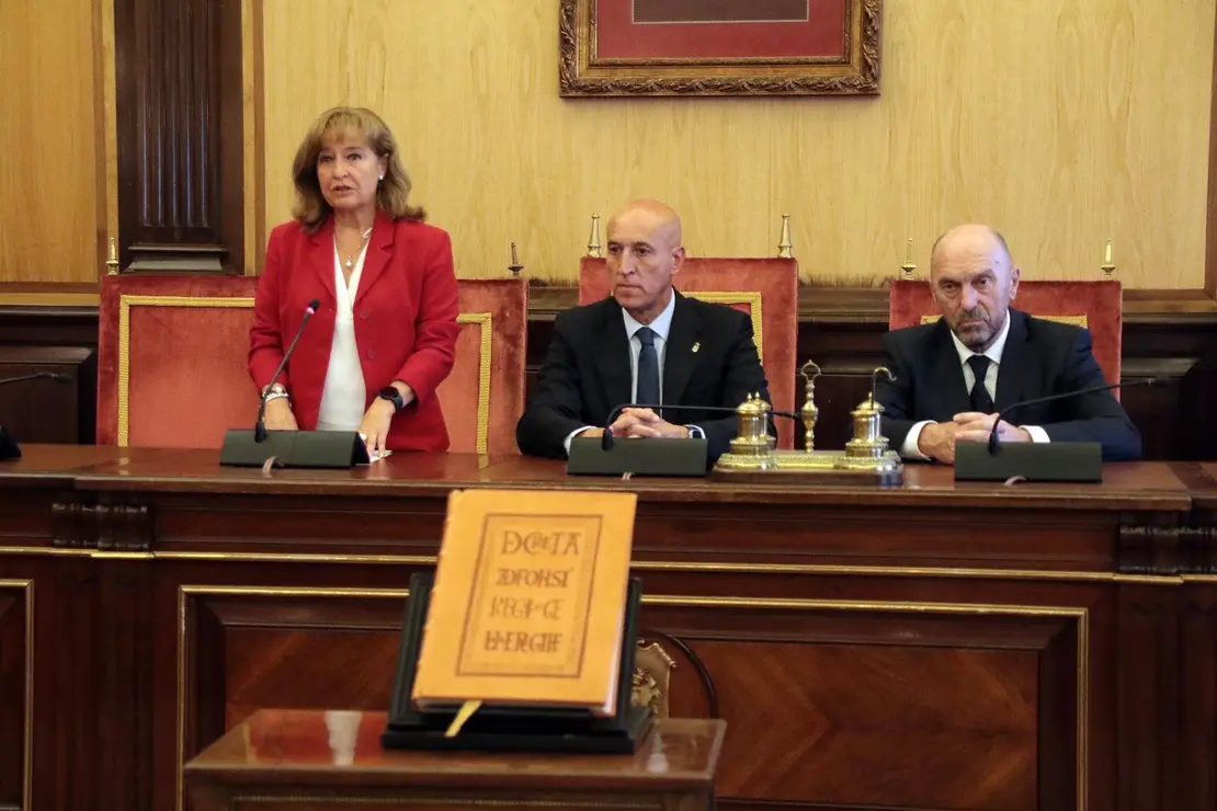 León revive su historia jurídica con la lectura de los Fueros y Ana del Ser como mantenedora (1)