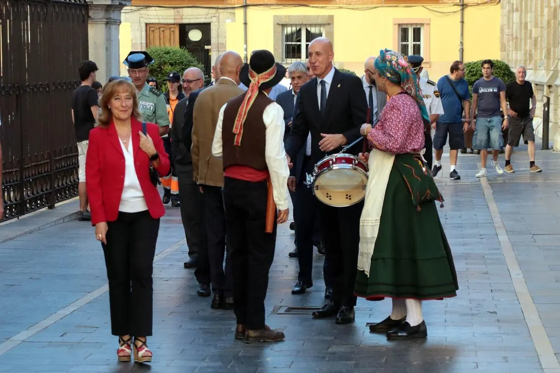 León revive su historia jurídica con la lectura de los Fueros y Ana del Ser como mantenedora (4)