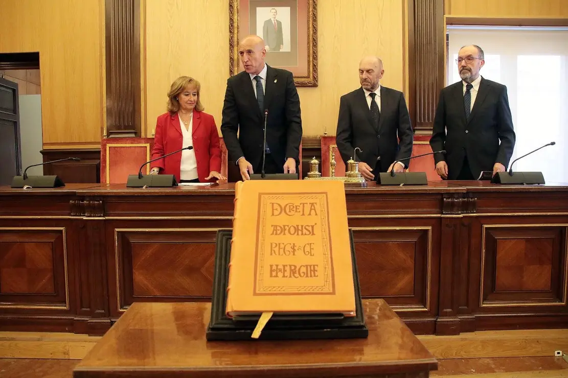 León revive su historia jurídica con la lectura de los Fueros y Ana del Ser como mantenedora. Foto: Peio García
