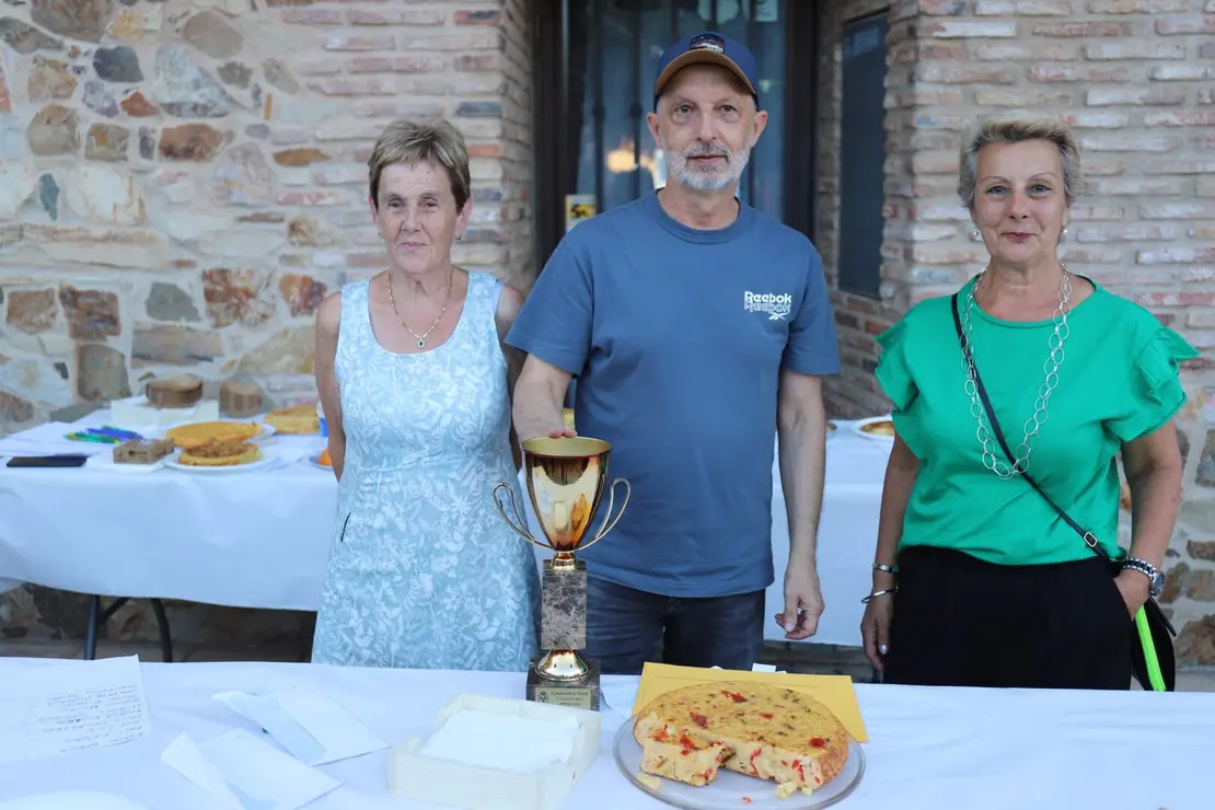 La tortilla del Centro de Mayores se alza con el primer premio en el concurso de Trobajo del Camino. Gran éxito de participación y nivel culinario en el tradicional Concurso de Tortillas organizado por la Asociación Apeju durante las fiestas de Santiago Apóstol 2025. Fotos: Isaac Llamazares