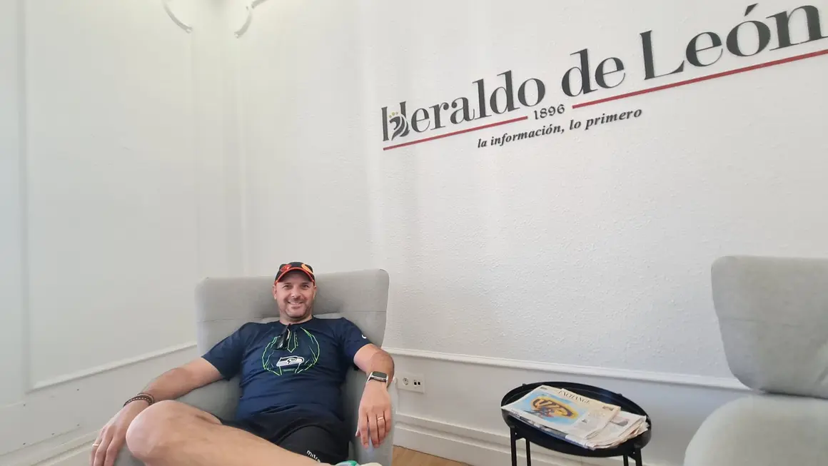 Profesor de Primaria y periodista por vocación, Ángel García informa desde su cuenta @cazurreando sobre fichajes de Segunda, Primera y Segunda RFEF con una red de contactos que le ha convertido en un referente entre clubes, técnicos y aficionados.