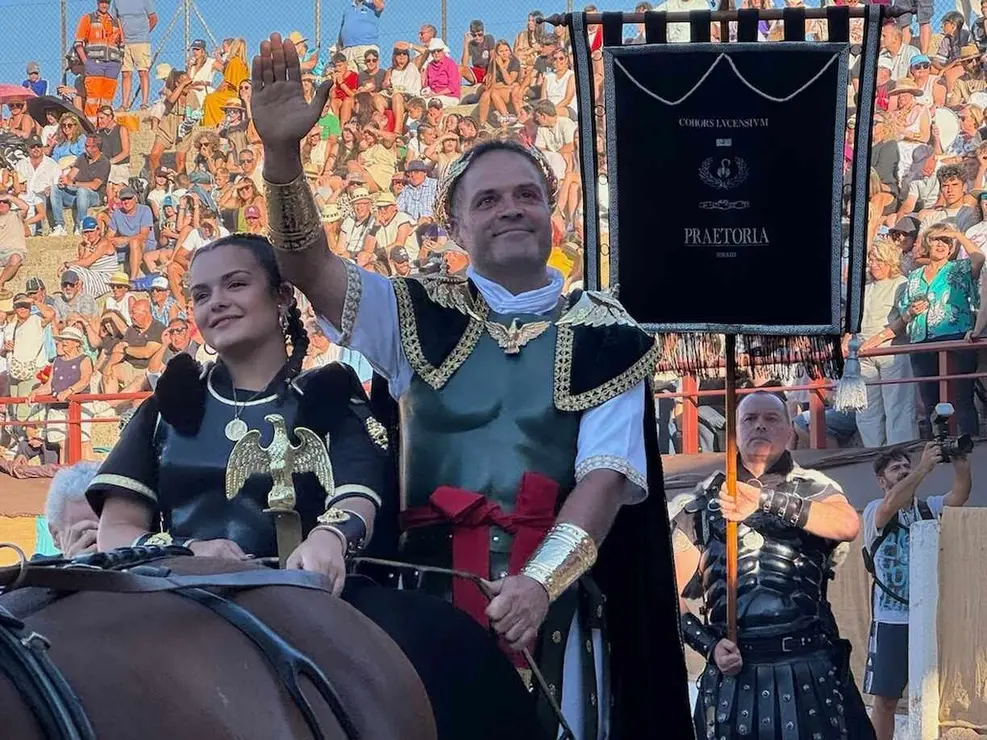 El emperador saluda a las masas durante el desfile en la arena. Foto cedida Astorga Digital