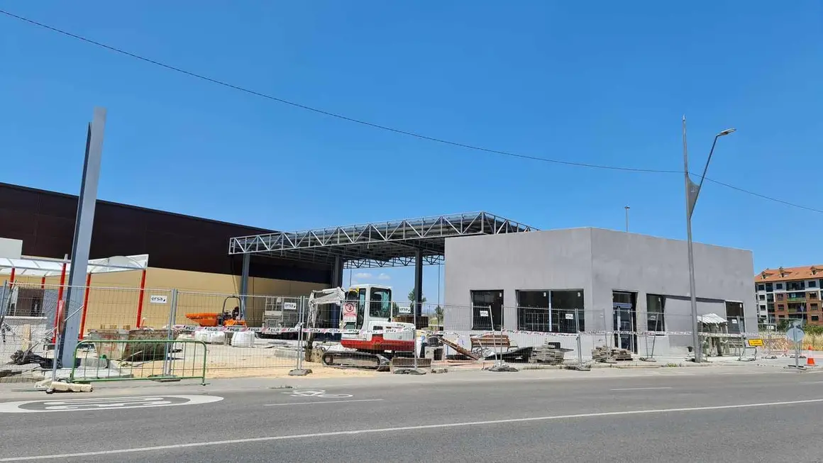 Supermercado y gasolinera en San Andrés (2)