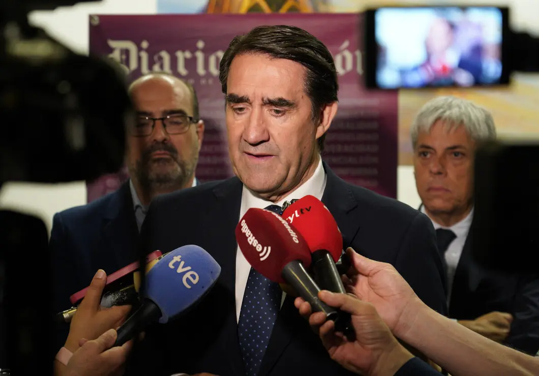 El consejero de Medio Ambiente, Vivienda y Ordenación del Territorio de la Junta de Castilla y León, Juan Carlos Suárez-Quiñones, inaugura la jornada 'Claves de futuro: Transición energética, industria y redes' organizada por Diario de León