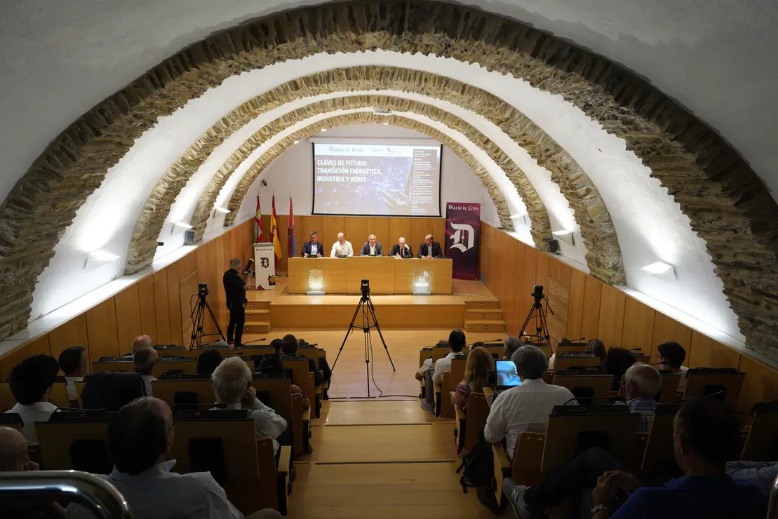 El consejero de Medio Ambiente, Vivienda y Ordenación del Territorio de la Junta de Castilla y León, Juan Carlos Suárez-Quiñones, inaugura la jornada 'Claves de futuro: Transición energética, industria y redes' organizada por Diario de León