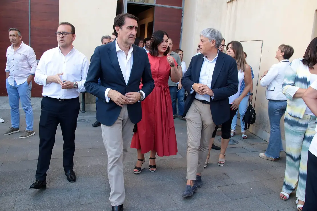 La Comisión Gestora del Partido Popular de León quedó hoy constituida bajo la presidencia de Juan Carlos Suárez-Quiñones y echa a andar con varios objetivos, entre los que destacó el “rearme y fortalecimiento del partido” de forma que se logre “coser con una integración total de las distintas sensibilidades que pueda haber”. Fotos: Peio García