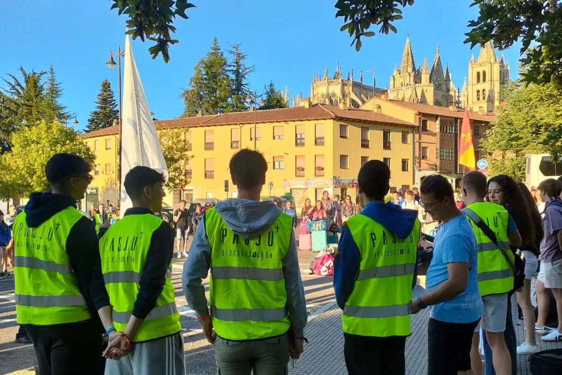 A los pies de la Catedral, en el aparcamiento de San Pedro, se han dado cita a primera hora de esta mañana los más de cien jóvenes de la Iglesia de León que, integrados en el grupo de Pastoral Juvenil-PASJU León, peregrinan para participar en Roma en el Jubileo de los Jóvenes. Y lo hacen en un viaje en autobús de más de treinta horas para llegar mañana miércoles a la ciudad eterna, donde se sumarán a los actos de esta importante convocatoria del Año jubilar 2025 ‘Peregrinos de Esperanza’ hasta la misa de clausura que presidirá el Papa León XIV el próximo domingo día 3 de agosto.