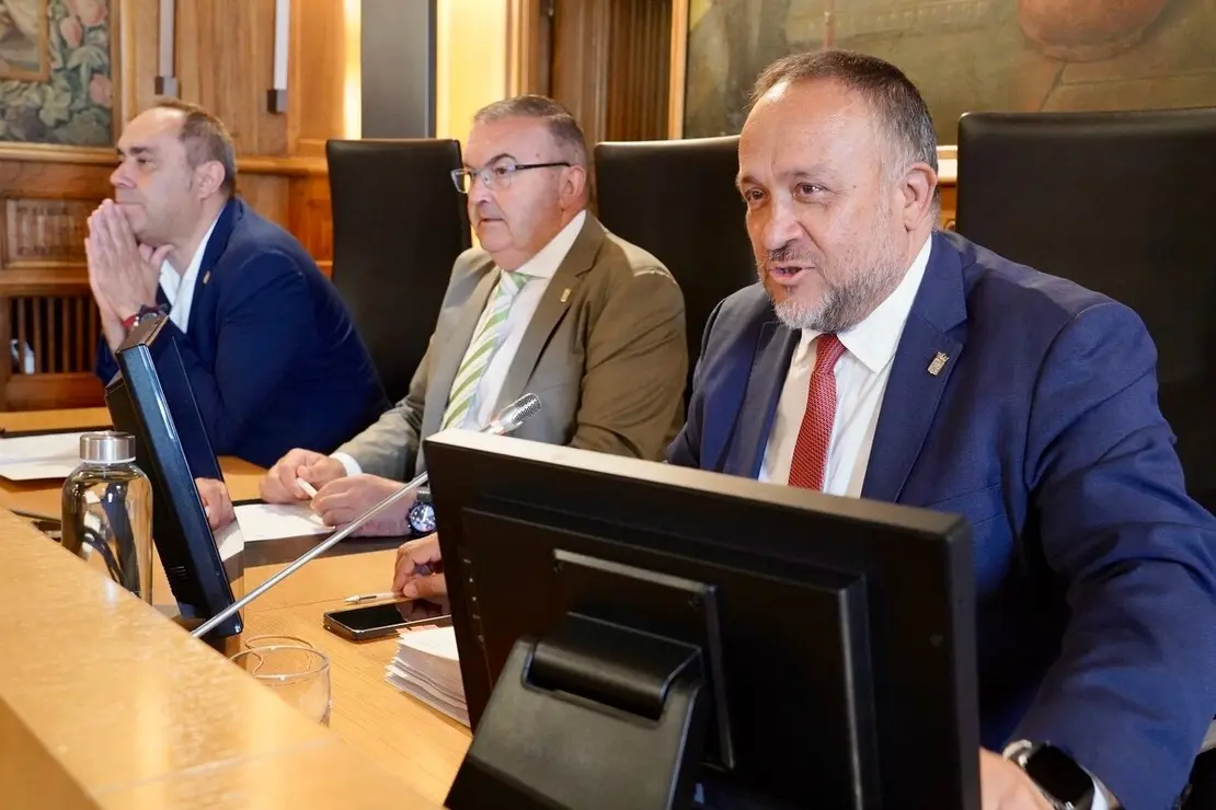 Pleno ordinario de la Diputación de León, en cuyo orden del día se encuentra la toma de posesión de dos nuevos diputados