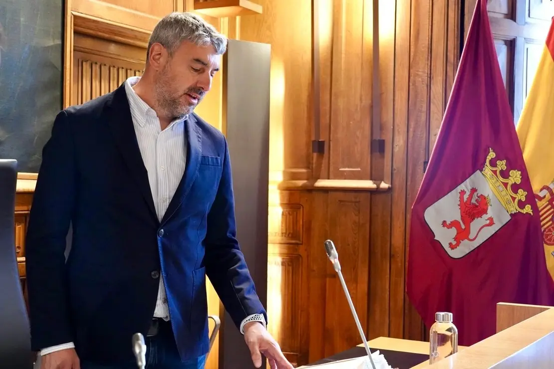 Pleno ordinario de la Diputación de León, en cuyo orden del día se encuentra la toma de posesión de dos nuevos diputados