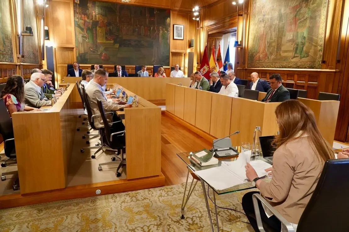 Pleno ordinario de la Diputación de León, en cuyo orden del día se encuentra la toma de posesión de dos nuevos diputados
