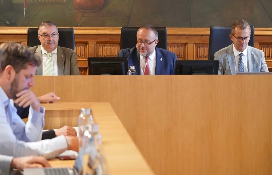 Pleno ordinario de la Diputación de León, en cuyo orden del día se encuentra la toma de posesión de dos nuevos diputados
