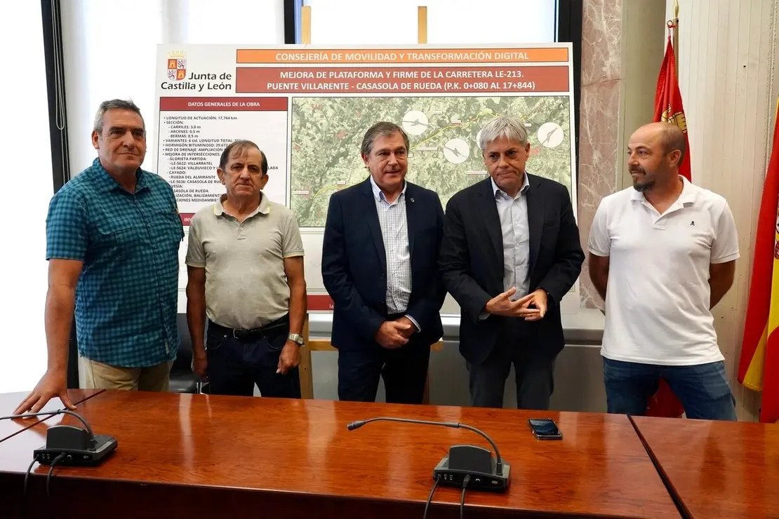 El director general de Carreteras e Infraestructuras, Jesús Puerta, presenta las obras de la carretera LE-213
