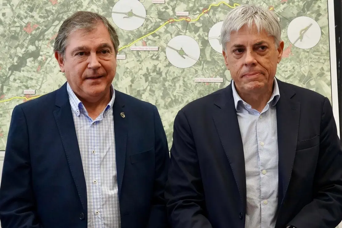 El director general de Carreteras e Infraestructuras, Jesús Puerta, presenta las obras de la carretera LE-213