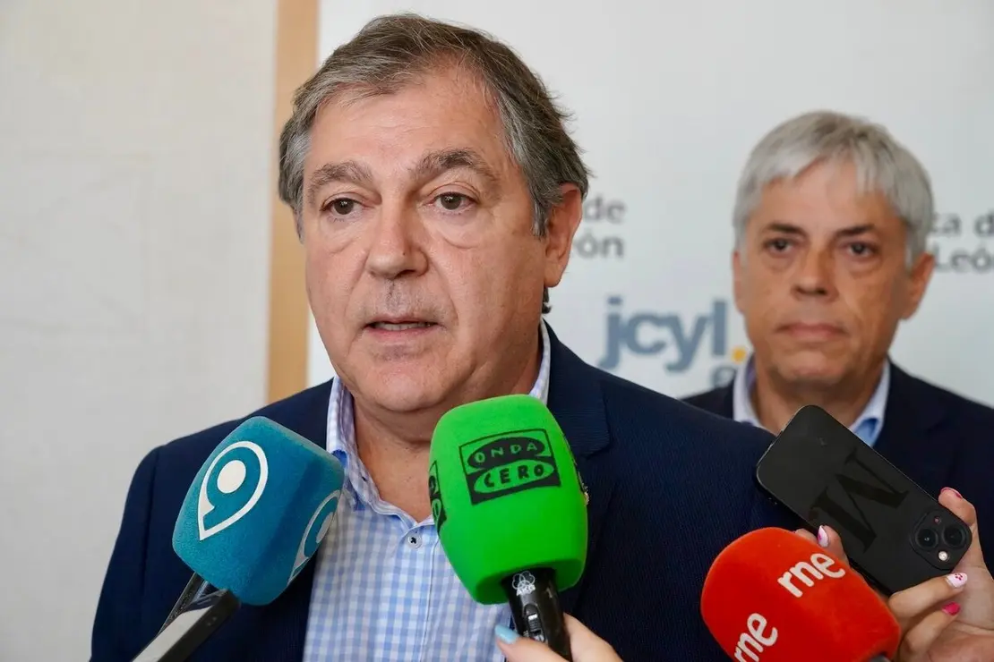 El director general de Carreteras e Infraestructuras, Jesús Puerta, presenta las obras de la carretera LE-213