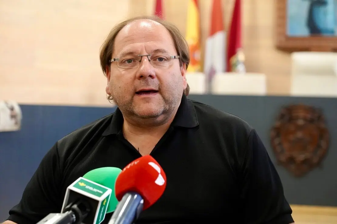 El alcalde de La Bañeza, Javier Carrera, el director de Comunicación de Caja Rural, Narciso Prieto, y representantes de La 8 León presentan la retransmisión del Gran Premio de Velocidad Ciudad de La Bañeza.