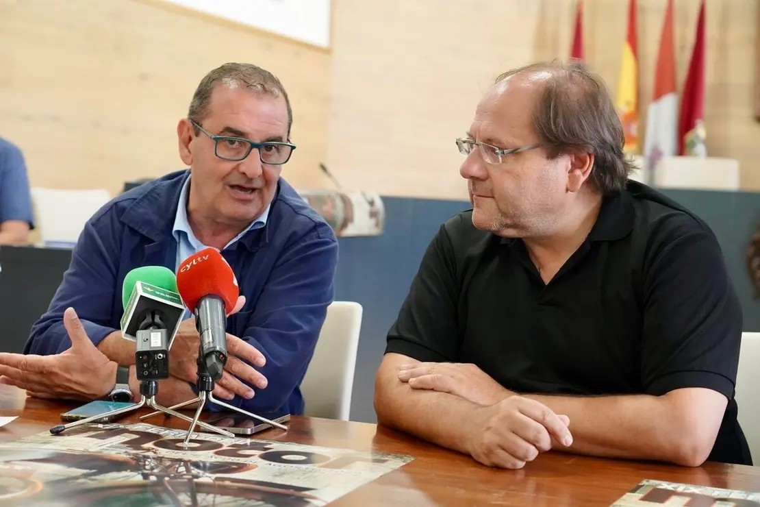 El alcalde de La Bañeza, Javier Carrera, el director de Comunicación de Caja Rural, Narciso Prieto, y representantes de La 8 León presentan la retransmisión del Gran Premio de Velocidad Ciudad de La Bañeza.
