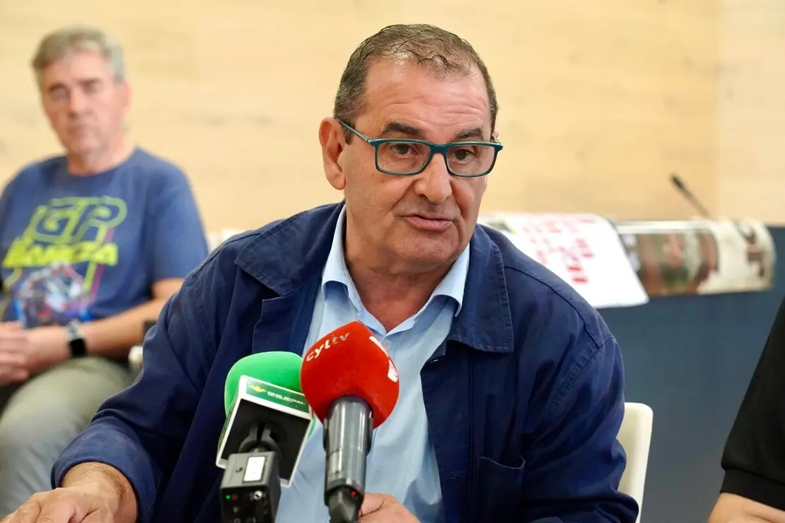 El alcalde de La Bañeza, Javier Carrera, el director de Comunicación de Caja Rural, Narciso Prieto, y representantes de La 8 León presentan la retransmisión del Gran Premio de Velocidad Ciudad de La Bañeza.