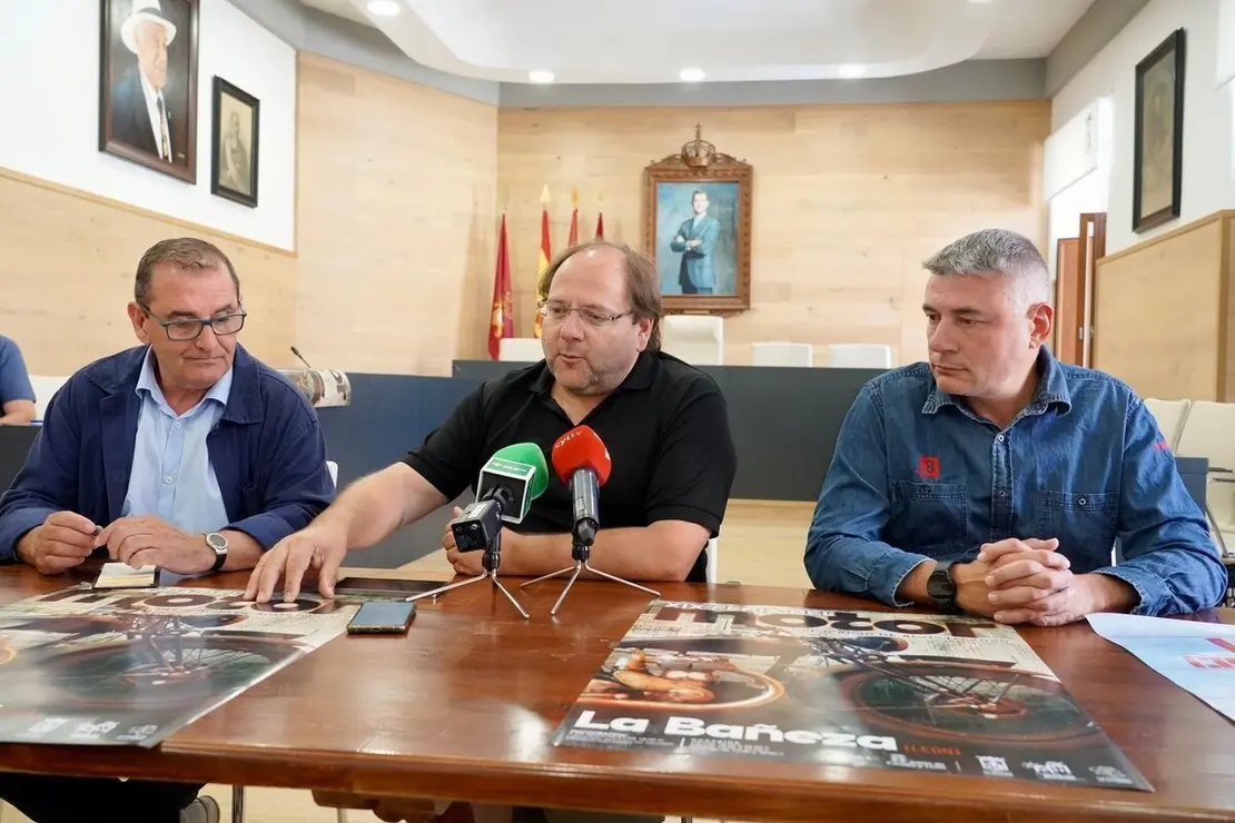 El alcalde de La Bañeza, Javier Carrera, el director de Comunicación de Caja Rural, Narciso Prieto, y representantes de La 8 León presentan la retransmisión del Gran Premio de Velocidad Ciudad de La Bañeza.