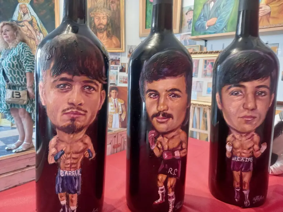 Luis Zotes ha homenajeado a los campeones de boxeo leoneses con la entrega a los mismos de unas originales botellas con sus retratos.