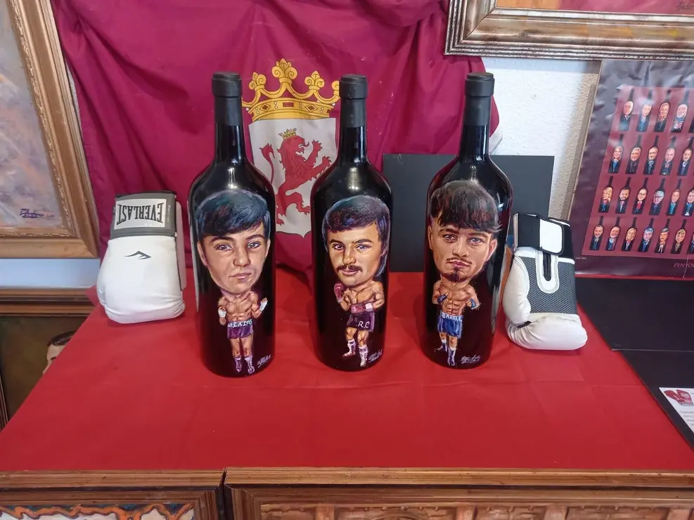 Luis Zotes ha homenajeado a los campeones de boxeo leoneses con la entrega a los mismos de unas originales botellas con sus retratos.