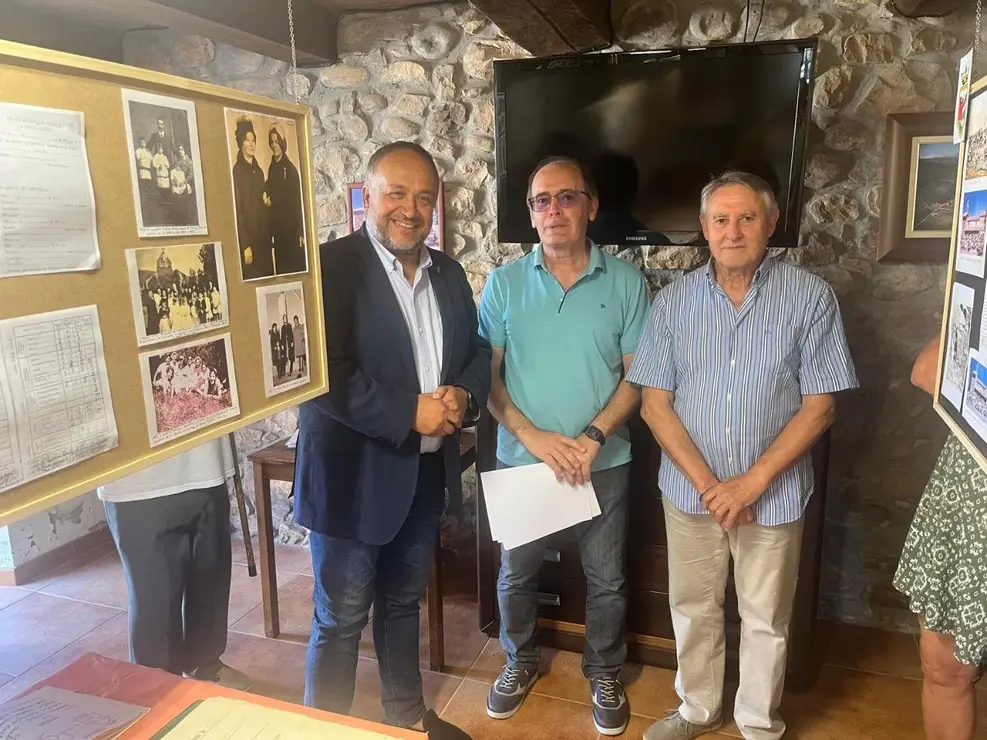 Un filandón rinde homenaje a la escuela rural en La Mata del Curueño