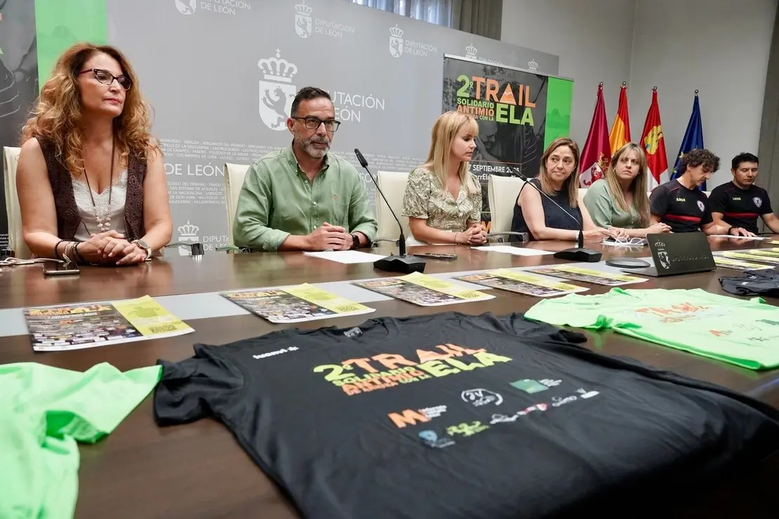 La diputada de Juventud y Deportes, Patricia Martínez, presenta el Trail Solidario ‘Antimio con la ELA’, junto a Roberto Salvadores, de la Junta Vecinal de Antimio de Arriba;; la directora de Comunicación, Marketing y RR.PP. de la Asociación Española de Esclerosis Lateral Amiotrófica, Rosa María García Llorente; y la presidenta de EM León, Lorena López