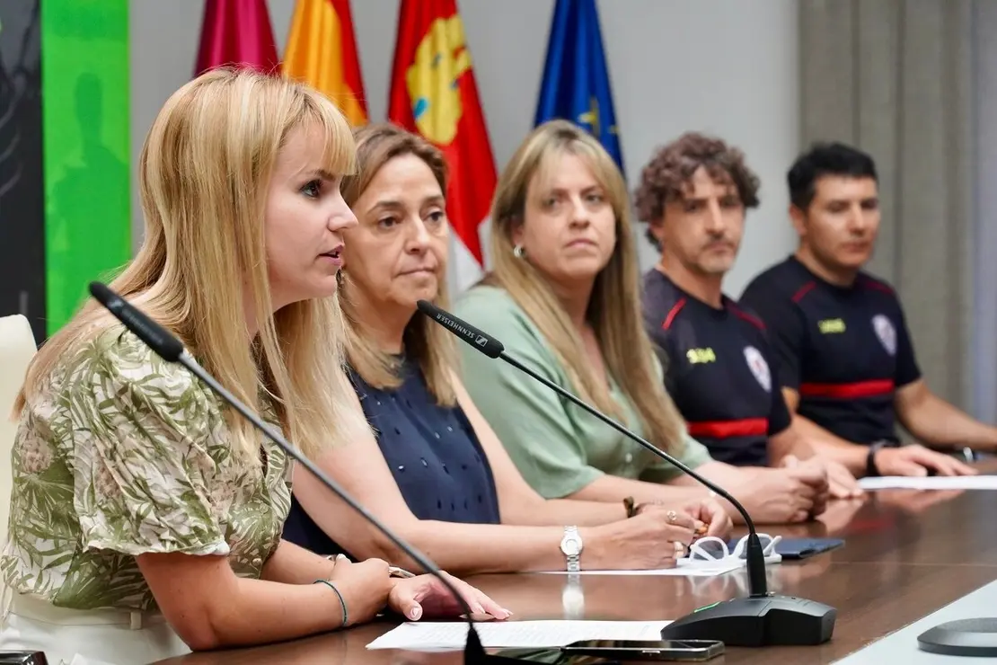 La diputada de Juventud y Deportes, Patricia Martínez, presenta el Trail Solidario ‘Antimio con la ELA’, junto a Roberto Salvadores, de la Junta Vecinal de Antimio de Arriba;; la directora de Comunicación, Marketing y RR.PP. de la Asociación Española de Esclerosis Lateral Amiotrófica, Rosa María García Llorente; y la presidenta de EM León, Lorena López