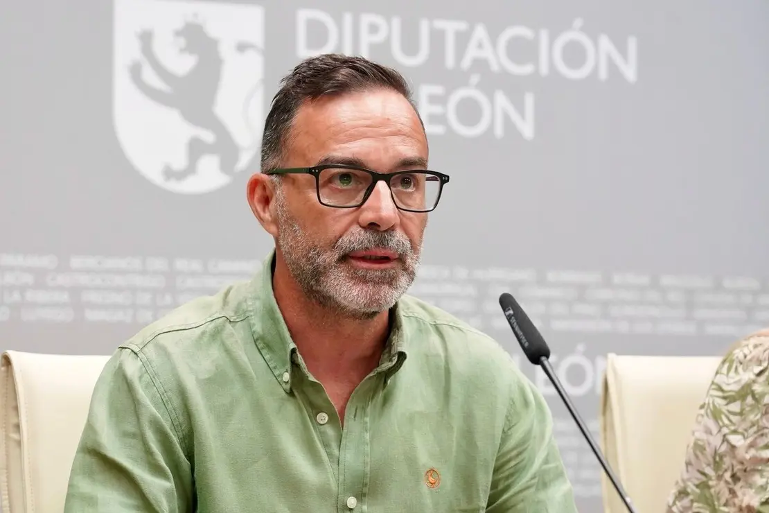 La diputada de Juventud y Deportes, Patricia Martínez, presenta el Trail Solidario ‘Antimio con la ELA’, junto a Roberto Salvadores, de la Junta Vecinal de Antimio de Arriba;; la directora de Comunicación, Marketing y RR.PP. de la Asociación Española de Esclerosis Lateral Amiotrófica, Rosa María García Llorente; y la presidenta de EM León, Lorena López