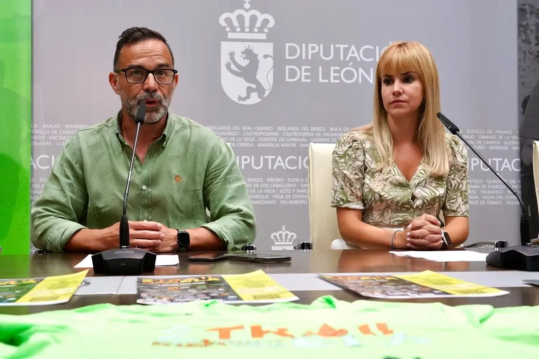 La diputada de Juventud y Deportes, Patricia Martínez, presenta el Trail Solidario ‘Antimio con la ELA’, junto a Roberto Salvadores, de la Junta Vecinal de Antimio de Arriba;; la directora de Comunicación, Marketing y RR.PP. de la Asociación Española de Esclerosis Lateral Amiotrófica, Rosa María García Llorente; y la presidenta de EM León, Lorena López