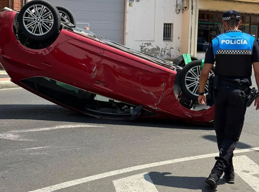 Aparatoso accidente sin heridos en la carretera Alfageme de San Andrés del Rabanedo. Foto: Marga Calvo