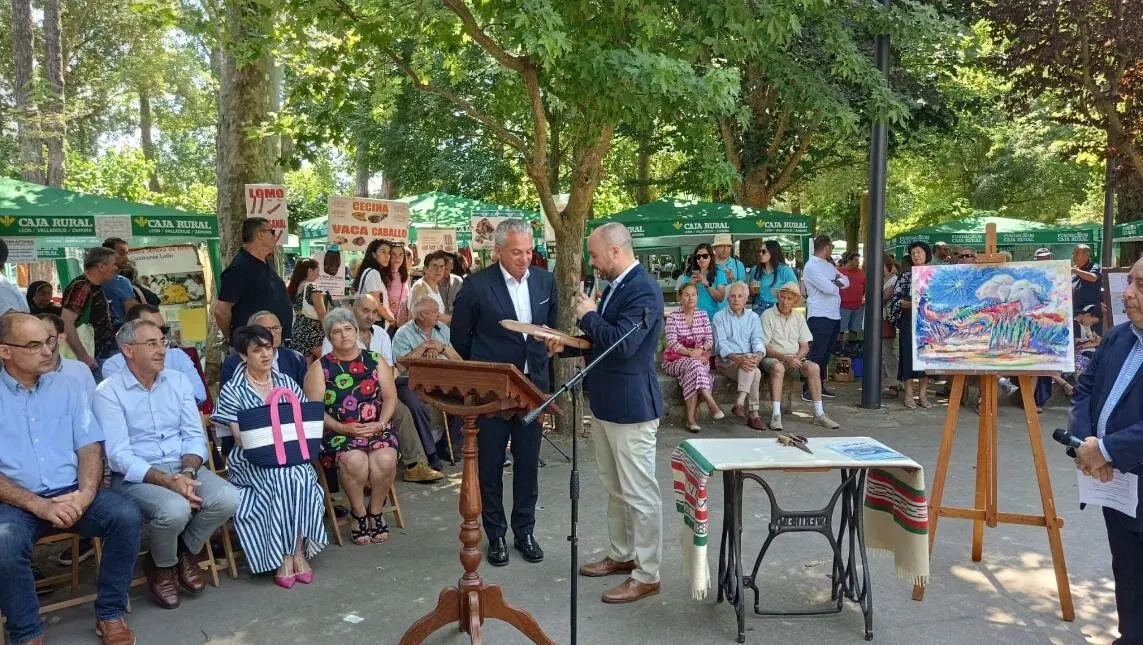 El delegado del Gobierno, Nicanor Sen, y el consejero de Medio Ambiente, Vivienda y Ordenación del Territorio, Juan Carlos Suárez-Quiñones, asisten a la XXV edición de la Feria de Artesanía de Val de San Lorenzo (León).