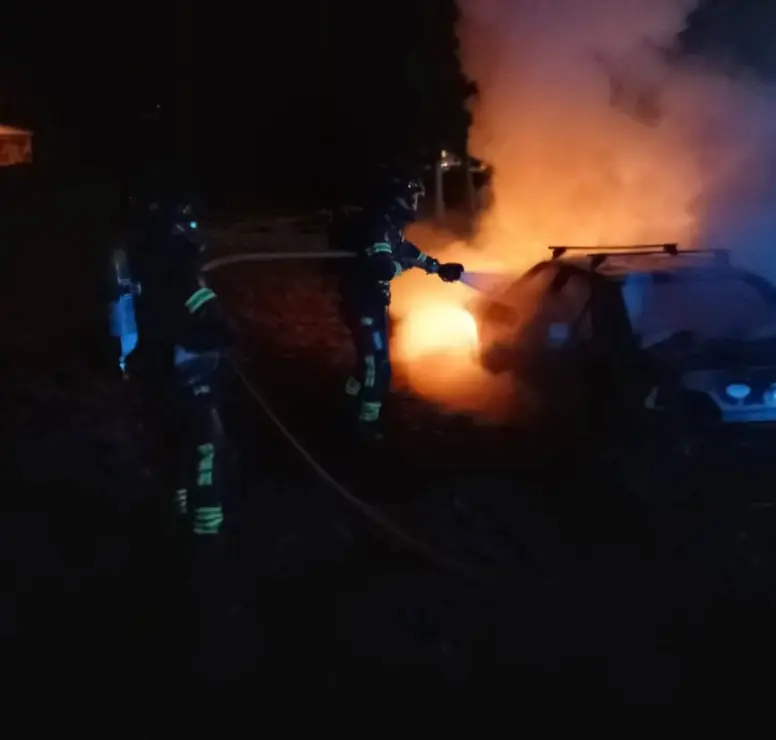 Las llamas calcinan un vehículo de madrugada en San Mamés de la Vega. Foto: Sepeis