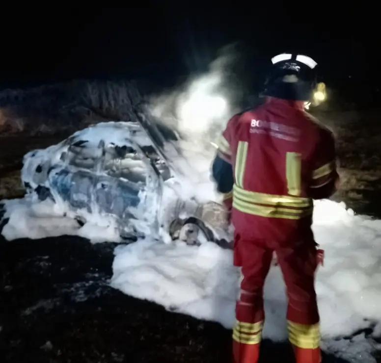 Las llamas calcinan un vehículo de madrugada en San Mamés de la Vega. Foto: Sepeis