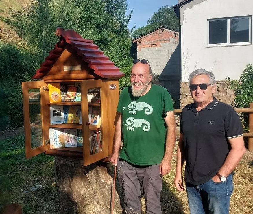 Mini biblioteca de libros libres en San Esteban de Valdueza (León), impulsadas por A Plena Cultura.