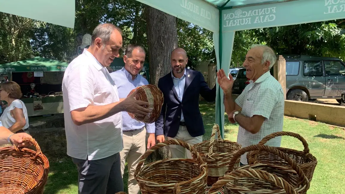 El vicepresidente de la Diputación de León, Valentín Martínez, ha asistido este sábado a la inauguración de la XXIV Feria Artesanal de Val de San Lorenzo