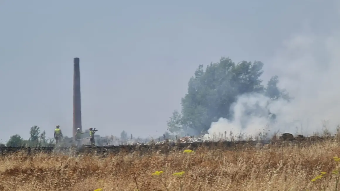 Los Bomberos sofocan un conato de incendio junto al Hospital de León. Foto: M.C.
