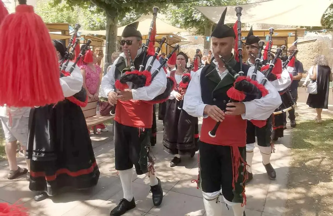 La II Astur Feria cierra con éxito de público, música tradicional, gastronomía y un ambiente festivo que ha llenado de vida el Jardín de los Patos.