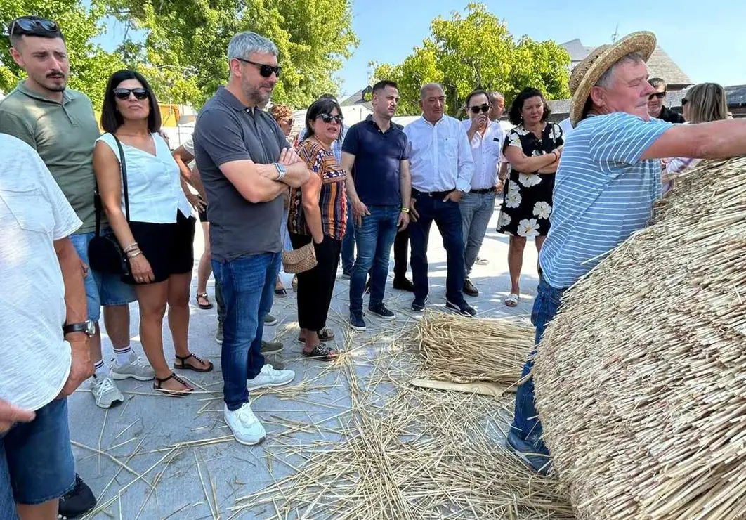 Vega de Espinareda ha vuelto a vivir este domingo 3 de agosto una de sus jornadas más tradicionales y festivas con la celebración de la Feria del Espino, una cita que hunde sus raíces en el año 1317.