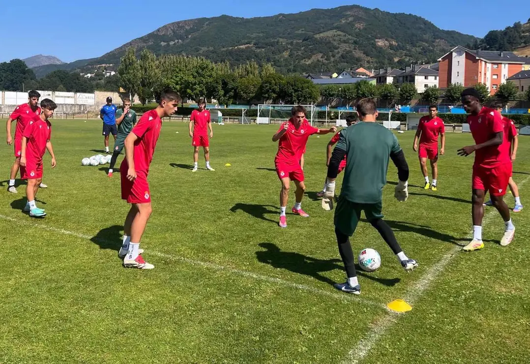 La plantilla de la Cultural y Deportiva Leonesa, este lunes, durante su stage en Villablino. Fotos CyDLeonesa (2)