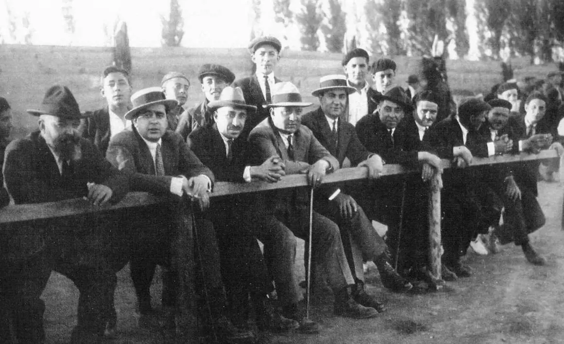 Directivos de la Cultural, presenciando un partido en El Ejido.