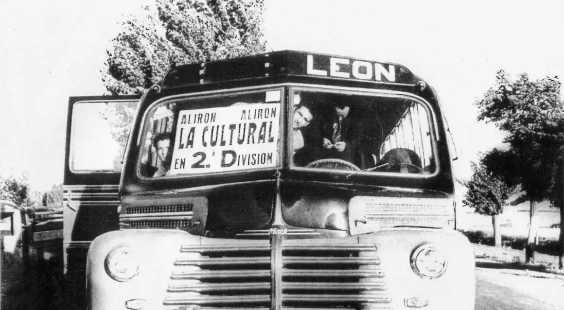 Pasión por la Cultural, un autobús listo para animar al equipo en el camino hacia el ascenso.